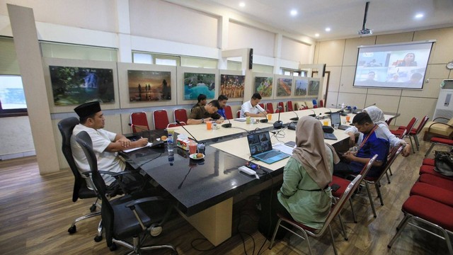 Kepala Dinas Kebudayaan dan Pariwisata Aceh Almuniza Kamal (kiri) saat melakukan video conference bersama pihak Firefly di Malaysia. Foto: Dok. Disbudpar Aceh