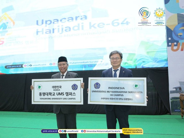 (kiri) Rektor UMS, Prof. Sofyan Anif bersama (kanan) President Tongmyong University, Prof. Chun Ho Hwan saat perhelatan upacara Harijadi 64 UMS di Edutorium UMS. Foto Humas UMS