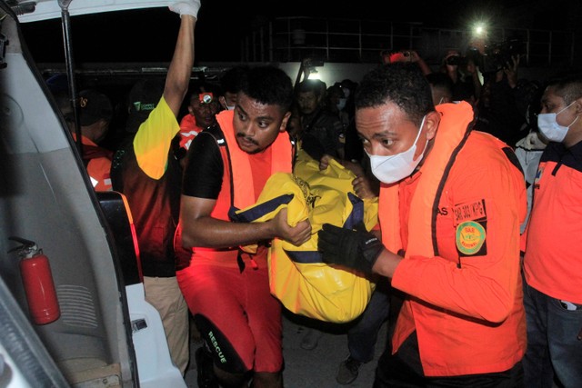 Petugas Basarnas mengangkat sebuah kantong jenazah berisi jasad korban kapal cepat Cantika Express 77 yang terbakar saat tiba di Pelabuhan Tenau, Kupang, NTT Senin (24/10/2022).  Foto: Kornelis Kaha/ANTARA FOTO