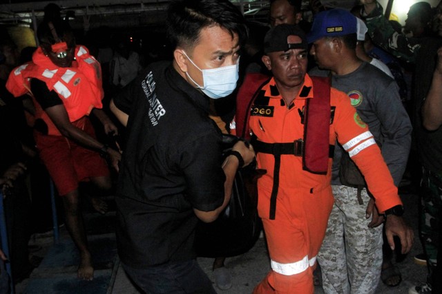 Petugas Basarnas mengangkat sebuah kantong jenazah berisi jasad korban kapal cepat Cantika Express 77 yang terbakar saat tiba di Pelabuhan Tenau, Kupang, NTT Senin (24/10/2022).  Foto: Kornelis Kaha/ANTARA FOTO