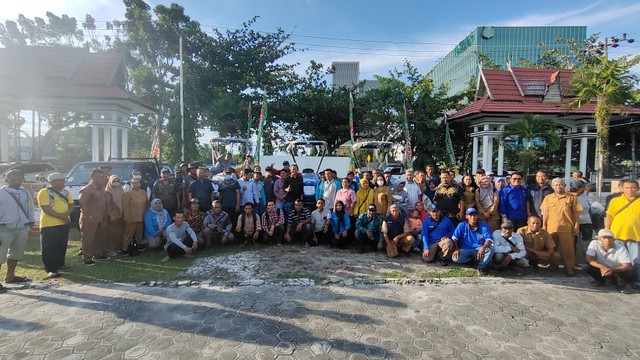 Bambang Purwanto bersama puluhan kelompok tani yang menerima bantuan alat mesin pertanian di kabupaten Kobar, Kalimantan Tengah. Foto: Lukman Hakim/InfoPBUN