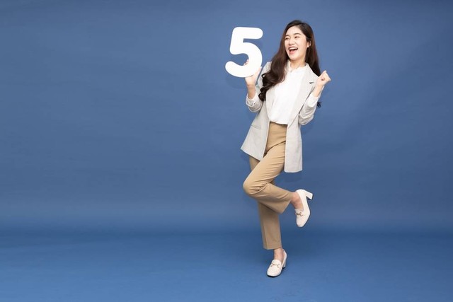 Membagi uang gaji ke dalam beberapa pos keuangan dapat membuat cash flow tetap lancar. Foto: Shutterstock