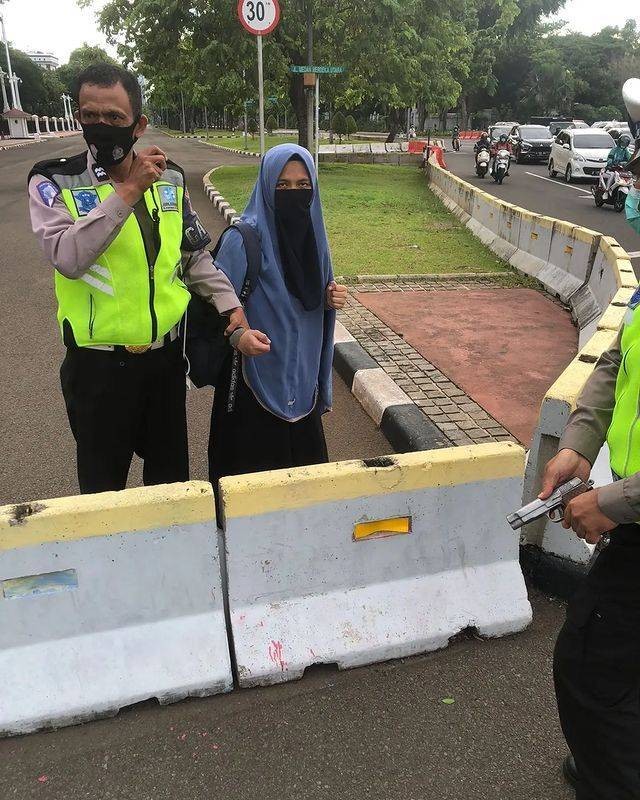 Seorang wanita ditangkap usai todong senjata api di Istana Merdeka, Jakarta Pusat. Foto: Dok. Istimewa