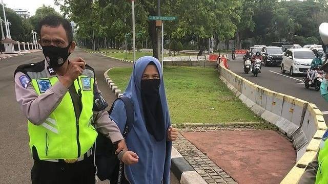 Seorang wanita ditangkap usai todong senjata api di Istana Merdeka, Jakarta Pusat. Belakangan diketahui nama wanita itu Elina. Foto: Dok. Istimewa