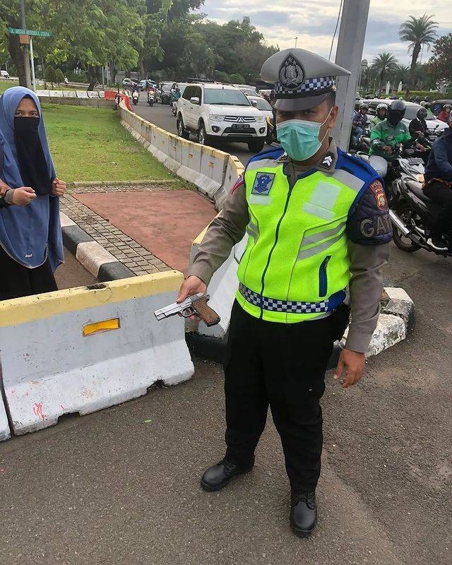 Seorang wanita ditangkap usai todong senjata api di Istana Merdeka, Jakarta Pusat. PIstol yang dibawa wanita itu dibawa polisi. Foto: Dok. Istimewa