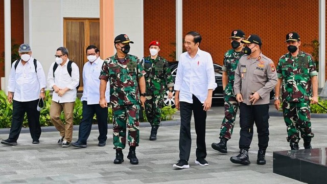 Presiden Joko Widodo tiba di Bandara Internasional Sultan Aji Muhammad Sulaiman Sepinggan, Kota Balikpapan, Provinsi Kalimantan Timur, pada Selasa (25/10/2022). Foto: Biro Pers Setpres