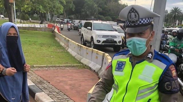 Perempuan bawa senjata api di depan Istana Kepresidenan. Foto: Dok. Istimewa