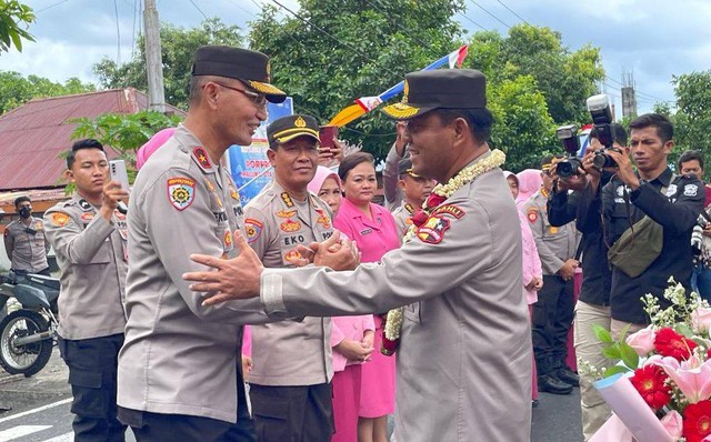 Irjen Pol Risyapudin saat berjabat tangan dengan Wakapolda saat meninggalkan Mako Polda. Foto: Samsul Hi Laijou/cermat