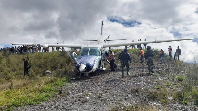 Pesawat kargo tergelincir di Bandara Ilaga Puncak Papua. (Foto istimewa)