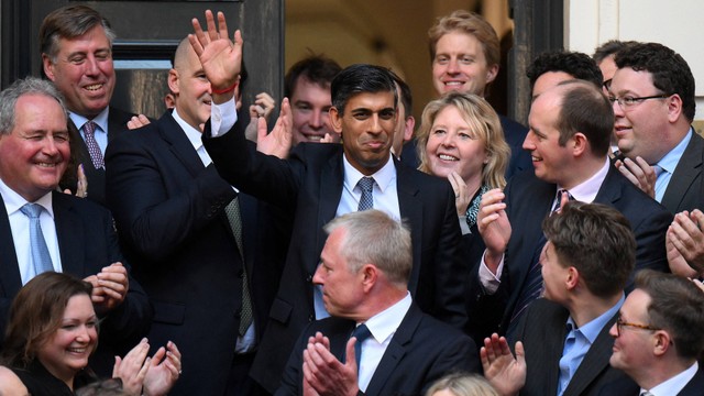 Pemimpin Partai Konservatif yang baru dan perdana menteri yang akan datang Rishi Sunak (tengah) melambai saat ia tiba di Markas Besar Partai Konservatif di London, Senin (24/10/2022). Foto: Daniel Leal/AFP