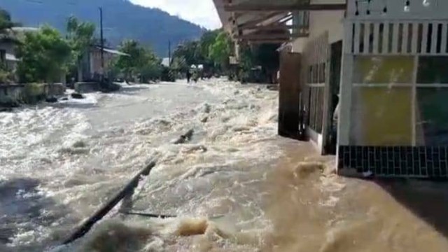 Banjir bandang melanda Desa Pakuli Utara, Kecamatan Gumbasa, Kabupaten Sigi, Sulawesi Tengah, Selasa (25/10). Foto: Istimewa