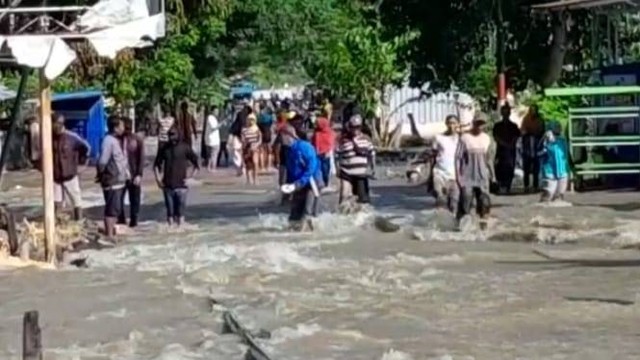 Banjir bandang melanda Desa Pakuli Utara, Kecamatan Gumbasa, Kabupaten Sigi, Sulawesi Tengah, Selasa (25/10). Foto: Istimewa