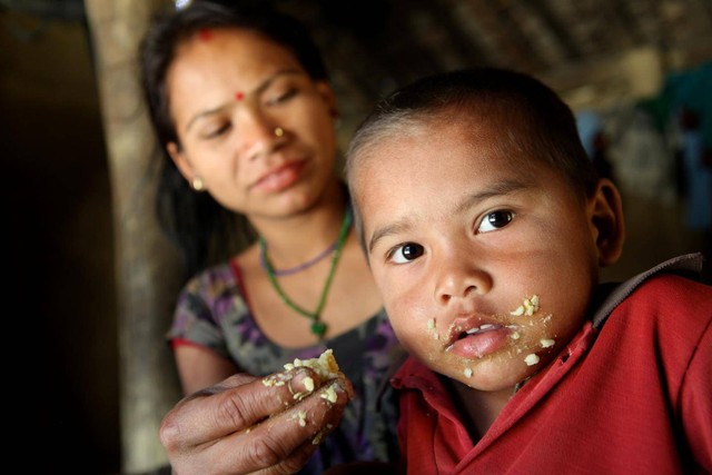 Ilustrasi ibu sedang memberi makan anak balita sumber: https://www.unicef.org/rosa/reports/child-stunting-hidden-hunger-and-human-capital-south-asia