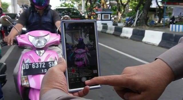 Anggota Polrestabes Makassar mempraktikkan tilang elektronik menggunakan gawai, Selasa (25/10/2022). Foto: Dok. Istimewa