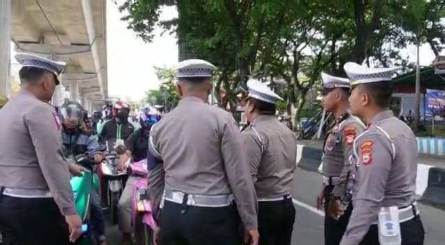 Anggota Polrestabes Makassar mempraktikkan tilang elektronik menggunakan gawai, Selasa (25/10/2022). Foto: Dok. Istimewa