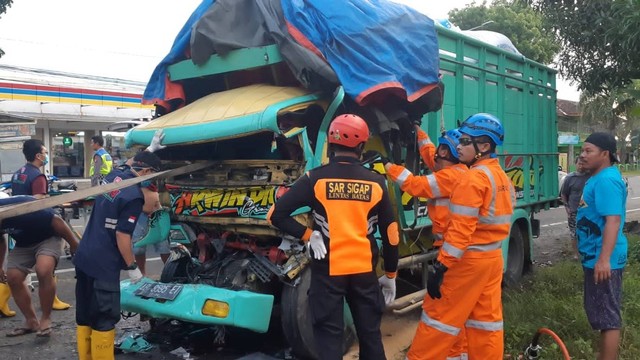 Petugas mengevakuasi 1 orang yang terjepit dalam kecelakaan truk vs truk parkir di Kulon Progo, Selasa (25/10/2022). Foto: Basarnas Yogyakarta