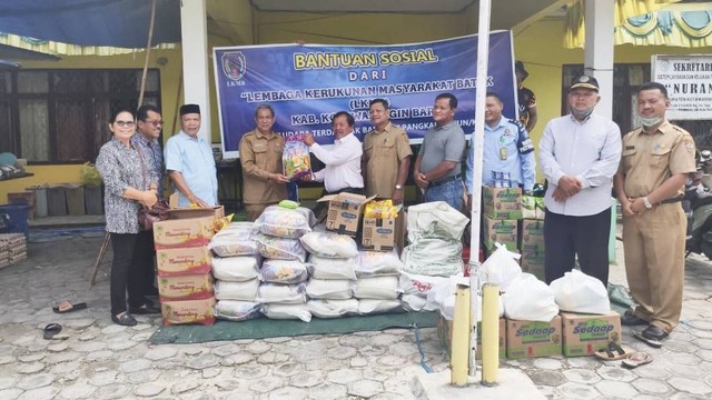 Pengurus Lembaga Kerukunan Masyarakat Batak (LKMB) Kotawaringin Barat (Kobar) ikut membantu warga yang terdampak bnajir di Kobar. Foto: IST/InfoPBUN