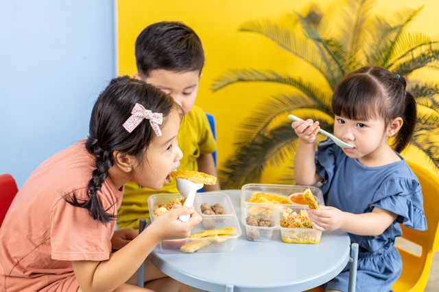 Anak-anak yang mengonsumsi makanan variatif dari katering sehat. Foto: dok. Grouu