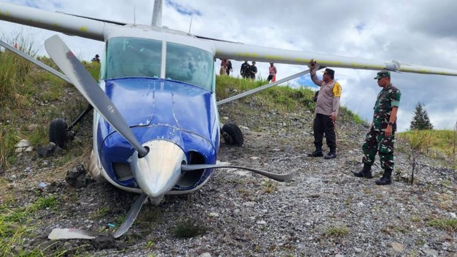 Baling-baling pesawat kargo PK-RVA rusak pasca tergelincir di Bandara Ilaga Papua. (Foto Humas Polda Papua)