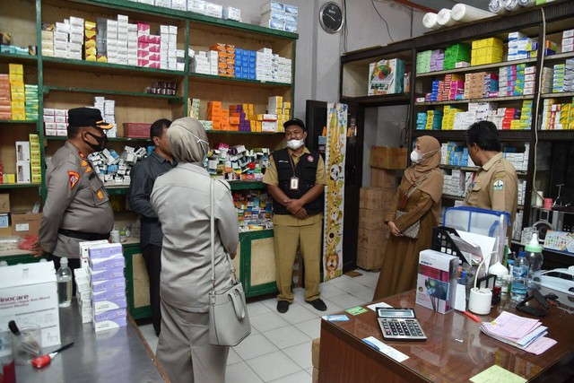 Polisi di Aceh awasi penjualan obat sirup di Apotek. Foto: Dok. Istimewa