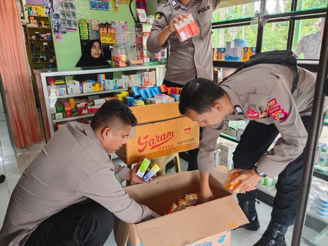 Polisi di Aceh awasi penjualan obat sirup di Apotek. Foto: Dok. Istimewa