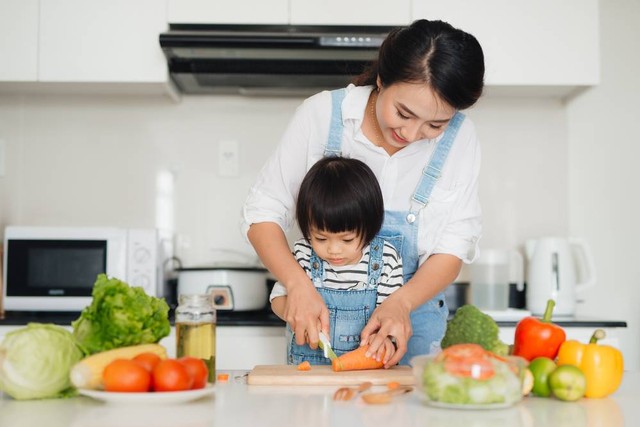 Ilustrasi ibu dan anak mengolah makanan bersama. Foto: Makistock/Shutterstock