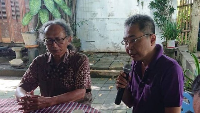 Arif Bagus Prasetyo sebagai kurator pameran bersama Susiawan saat jumpa pers di Kubukopi, Bali - WIB