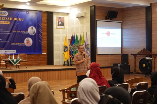 Doc Humas UNIMMA: Fajar Riadi DS, S.Psi, trainer literasi dari ADLP (ASEAN Digital Literacy Programme) memaparkan materi