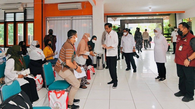 Presiden Jokowi serahkan bansos di Kantor Pos Balikpapan, Selasa (25/10/2022). Foto: Laily Rachev/Biro Pers Sekretariat Presiden