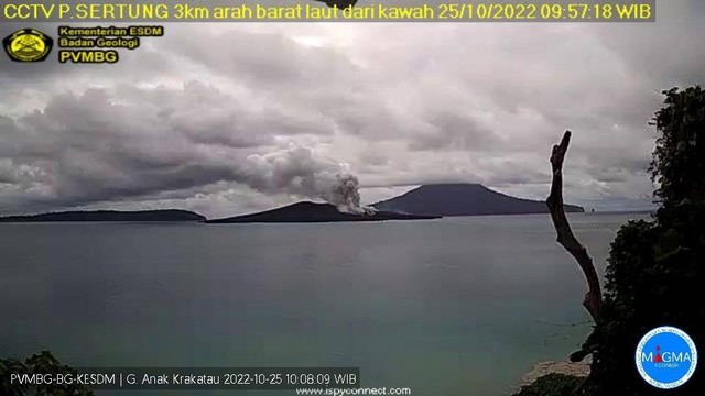 Erupsi terakhir Gunung Anak Krakatau pada Selasa (25/10) pukul 09.57 WIB yang tertangkap CCTV Pulau Sertung. | Foto: Ist