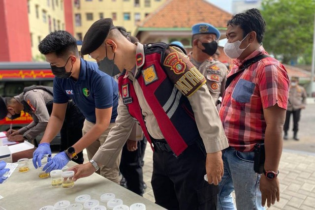 76 Polisi Di Jakbar Dites Urine Dadakan Begini Hasilnya