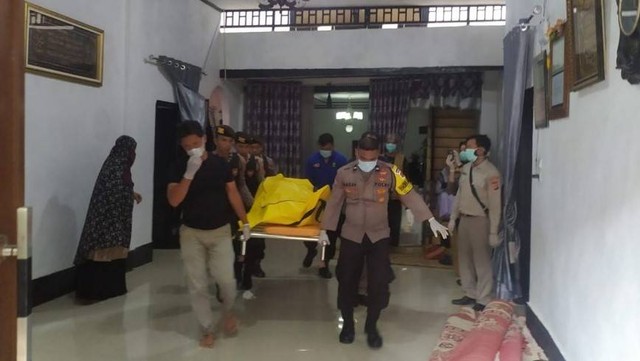 Tim Inafis Polresta Banda Aceh mengeavakuasi jasad polisi bernama Rahmadsyah (51) yang ditemukan meninggal di dalam kamar rumahnya. Foto: Dok. Polisi