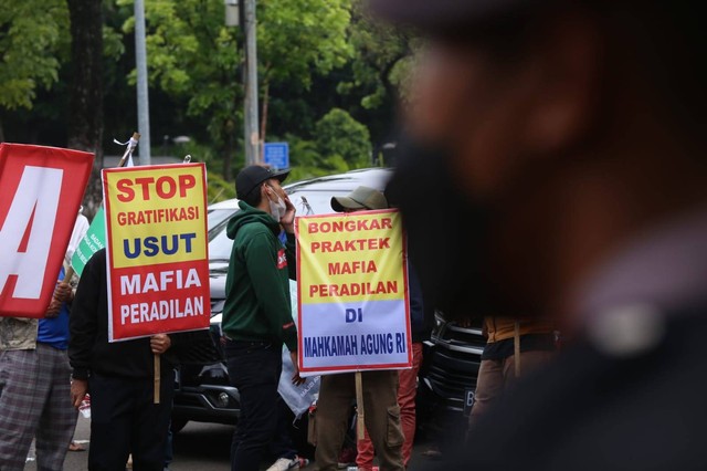 Massa dari Bakornas LKBHMI PB Himpunan Mahasiswa Islam (HMI) melakukan aksi unjuk rasa di depan Gedung Mahkamah Agung (MA), Jakarta, Selasa (25/10/2022). Foto: Dok. Istimewa