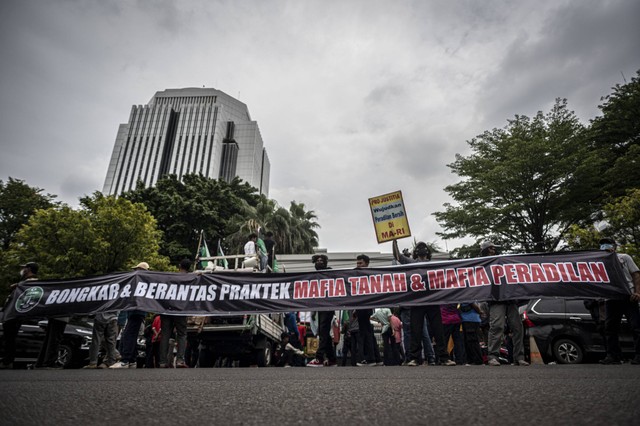 Massa dari Bakornas LKBHMI PB Himpunan Mahasiswa Islam (HMI) melakukan aksi unjuk rasa di depan Gedung Mahkamah Agung (MA), Jakarta, Selasa (25/10/2022). Foto: Aprillio Akbar/ANTARA FOTO