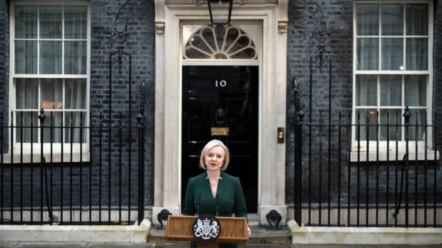 Perdana Menteri Inggris Liz Truss menyampaikan pidato terakhirnya di luar 10 Downing Street di pusat kota London, Selasa (25/10/2022). Foto: Daniel Leal/AFP