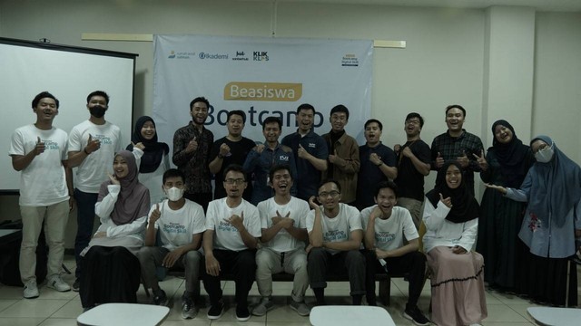 Peserta sedang menghadiri kelas perdana Digital Skill, Bandung