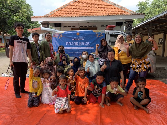 Foto bersama para ibu dan anak saat Pojok Baca (Sumber: Dok. Pribadi)
