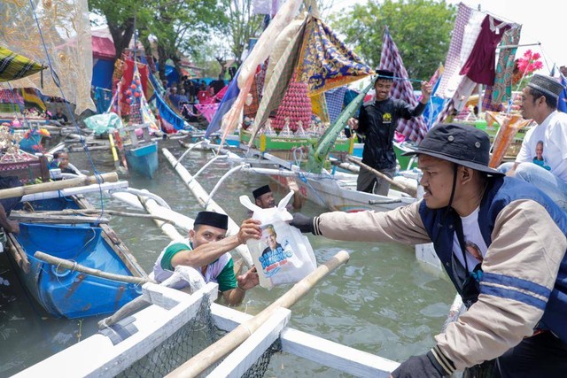 Komunitas Nelayan Pesisir pendukung Ganjar ikut ambil bagian dalam Tradisi Maudu' Lompoa yang diselenggarakan masyarakat di Desa Cikoang, Kabupaten Takalar, Sulawesi Selatan, Selasa (25/10/22). Foto: Dok. Istimewa