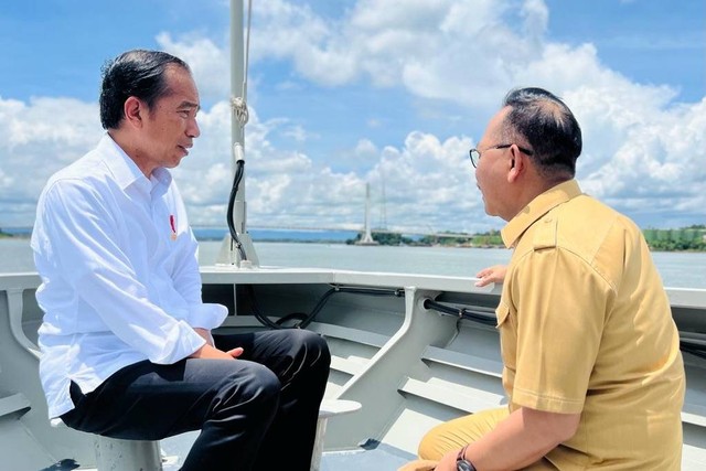 Jokowi tinjau jalur laut melihat jalur logistik IKN. Foto: Dok. Laily Rachev - Biro Pers Sekretariat Presiden
