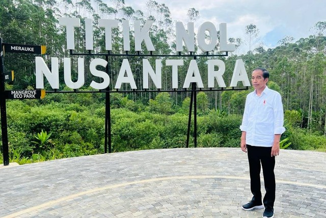 Presiden Joko Widodo meninjau pembangunan infrastruktur kawasan Ibu Kota Nusantara (IKN), di Kabupaten Penajam Paser Utara, Provinsi Kalimantan Timur, pada Selasa (25/10/2022). Foto: Laily Rachev/Biro Pers Sekretariat Presiden