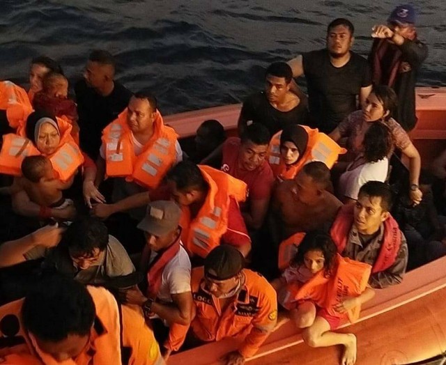 Keterangan foto:Tim SAR gabungan Saat melakukan evakuasi para korban di pelabuhan Tenau Kupang.