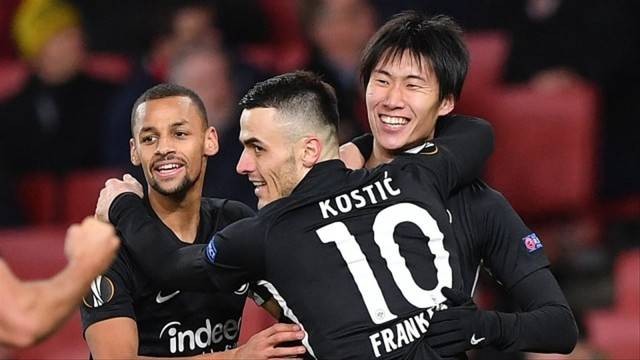 Pemain-pemain Eintracht Frankfurt menyelamati Daichi Kamada atas golnya ke gawang Arsenal. Foto: AFP/Daniel Leal-Olivas