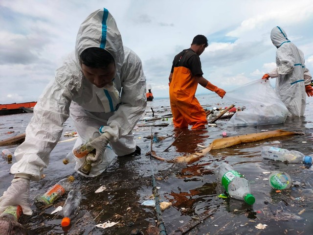 Proses pengmpulan sampah pastik di perairan Ternate. Foto: Dokumentasi Samurai Maluku Utara dan Ekspedisi Sungai Nusantara untuk cermat.