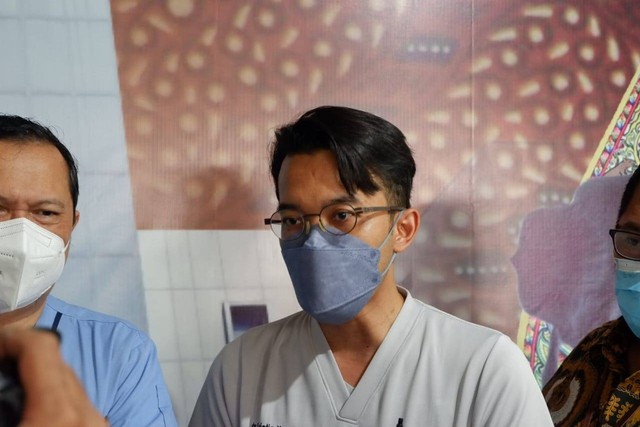 Dokter Spesialis Anak RSUP Dr Sardjito dr. Kristia Hermawan M.Kes. Sp.A  menjelaskan belasan anak gagal ginjal akut di Sardjito tak memiliki riwayat konsumsi obat sirop ber-EG dan DEG yang dirilis BPOM, Selasa (25/10). Foto: Arfiansyah Panji Purnandaru/kumparan