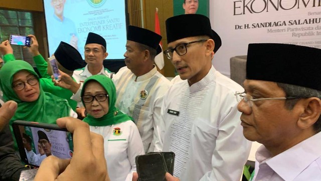 Menteri Pariwisata dan Ekonomi Kreatif (Menparekraf) Sandiaga Uno saat menghadiri acara Dialog Interaktif Enterpreuner Santri Ekonomi Kreatif yang digelar DPW PPP Jawa Timur (Jatim) di Hotel Mercure Surabaya, Selasa (25/10/2022) Foto: Farusma Okta Verdian/kumparan