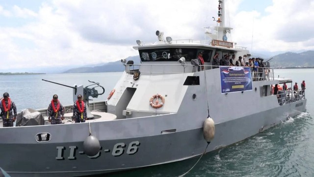 Kapal Ekspedisi Rupiah Berdaulat 2022 bertolak dari Mako Lanal Mamuju menuju Kepulauan Balabalakang. Foto: Dok. Pemprov Sulbar