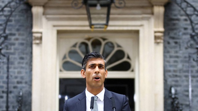 Perdana Menteri Inggris yang baru Rishi Sunak menyampaikan pidato di luar Jalan Downing Nomor 10, di London, Inggris, Selasa (25/10/2022). Foto: Hannah McKay/REUTERS