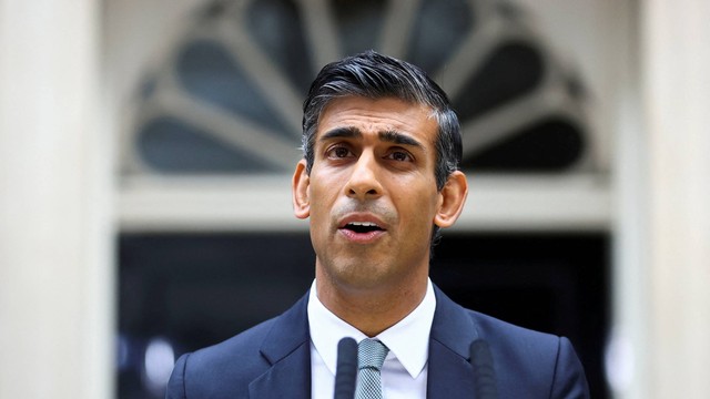 Perdana Menteri Inggris yang baru Rishi Sunak menyampaikan pidato di luar Jalan Downing Nomor 10, di London, Inggris, Selasa (25/10/2022). Foto: Hannah McKay/REUTERS