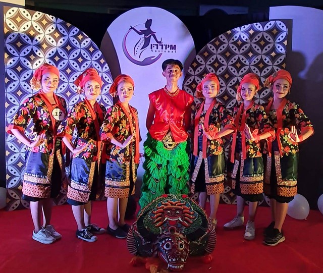 Tim tari SMAN 8 Malang saat akan tampil di FTTPM tahun 2022 Unesa. Foto / dok SMAN 8 Malang