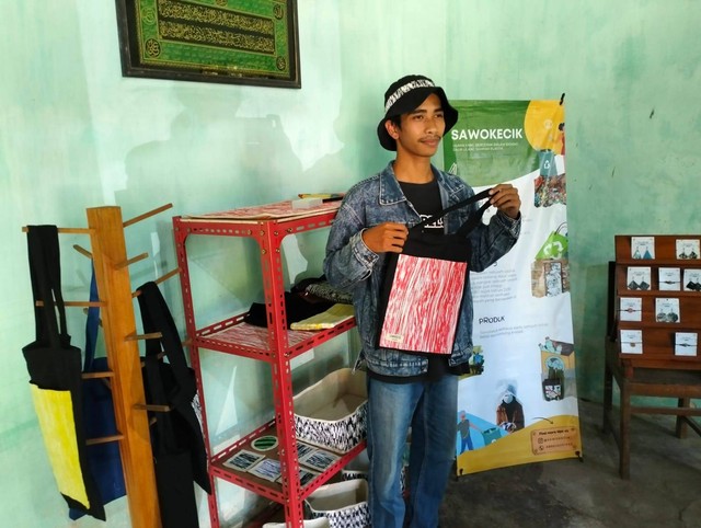 Dikko Andrey Kurniawan, pemuda asal Bantul yang punya usaha tenun plastik. Foto: erfanto/Tugu Jogja